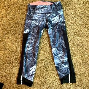Champion brand leggings, has a pocket. Black and grey with a little pink inside.